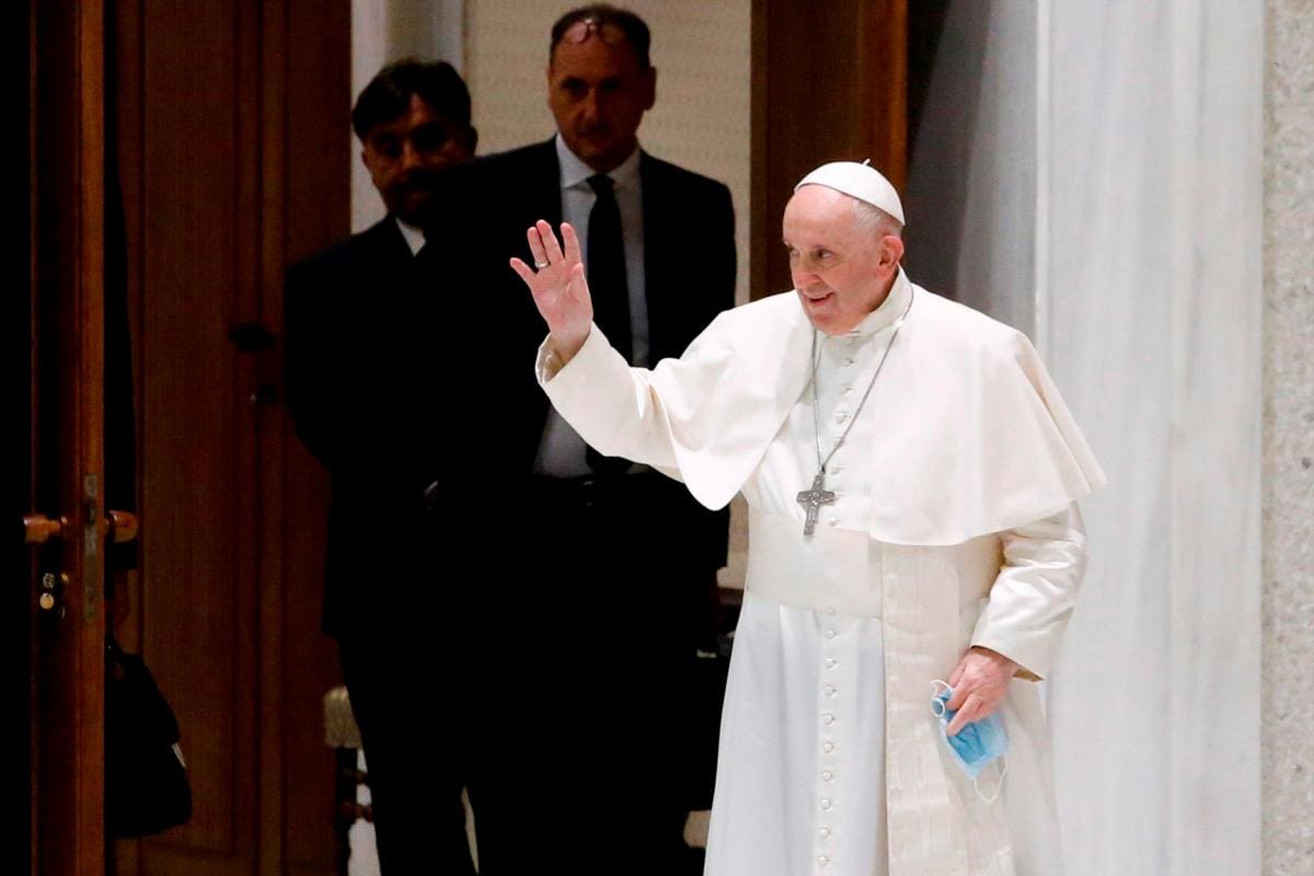 El papa retoma sus audiencias un mes después de su cirugía
