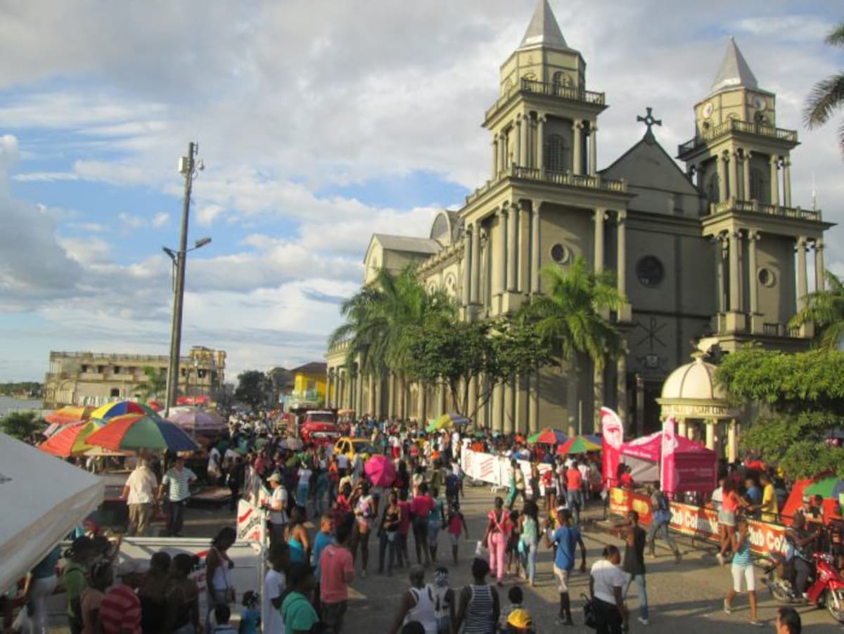 La Avenida Primera con la catedral San Francisco de Asís al fondo. FOTO: RUBÉN DARÍO ÁLVAREZ