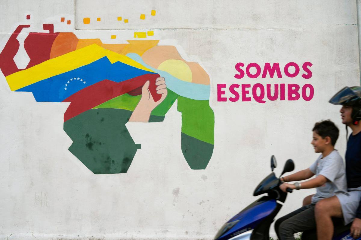 Maduro promulga ley para la defensa de territorio que se disputa con Guyana