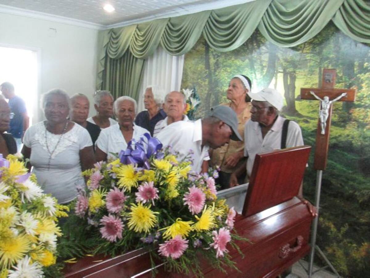 Vecinos de y familiares de la señora Agustina Ramos no quieren que los ancianos de San Francisco sigan muriendo de pesar. FOTO RUBEN DARIO ALVAREZ-EL UNIVERSAL.