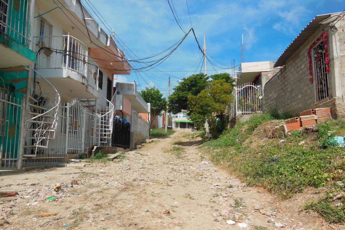 Urge arreglar calle y cableado eléctrico en Villa Fanny