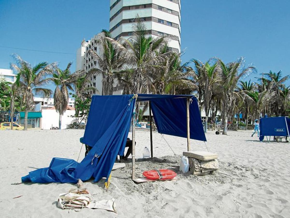 En esta carpa permanecen ahora los salvavidas de la zona del Hotel El Dorado. PEDRO TORRES, GENTE BAHÍA-EL UNIVERSAL