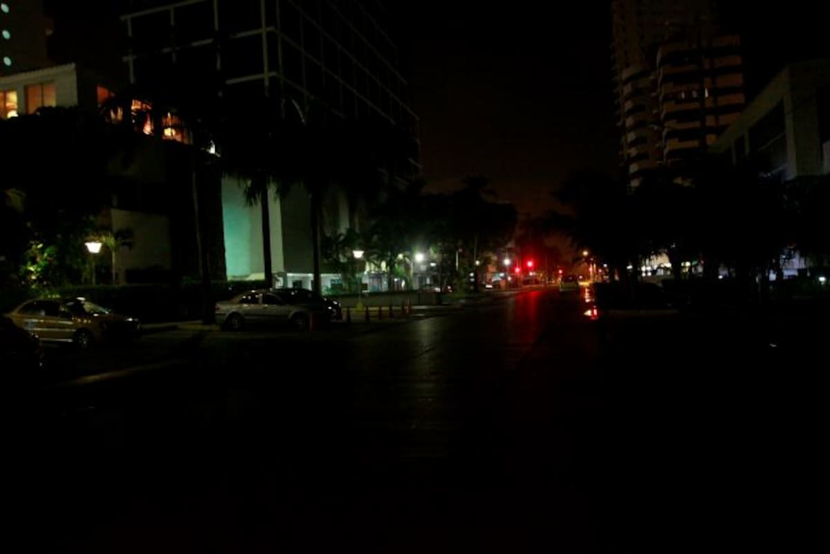 La Calle 10 de Bocagrande también presenta el mismo problema que la carrera 1, y la falla en el alumbrado se extiende hasta su unión con la Avenida San Martín. Lorena Henriquez Laborde