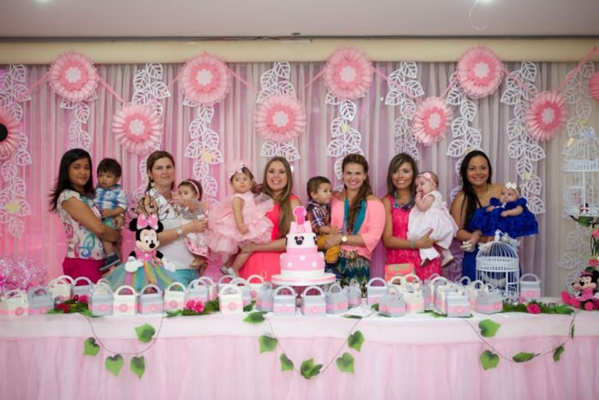 Mónica Paternina, José Miguel García, Marianella Agudelo, María Paula Guardo; la cumplimentada, Valentina Niebles Carvajal, Marcela Carvajal, David Elías Bermúdez, Carmen Sofía Lemaitre, Tania Molinello, Victoria Gari, María Margarita Monterroza y Elena Grondona.