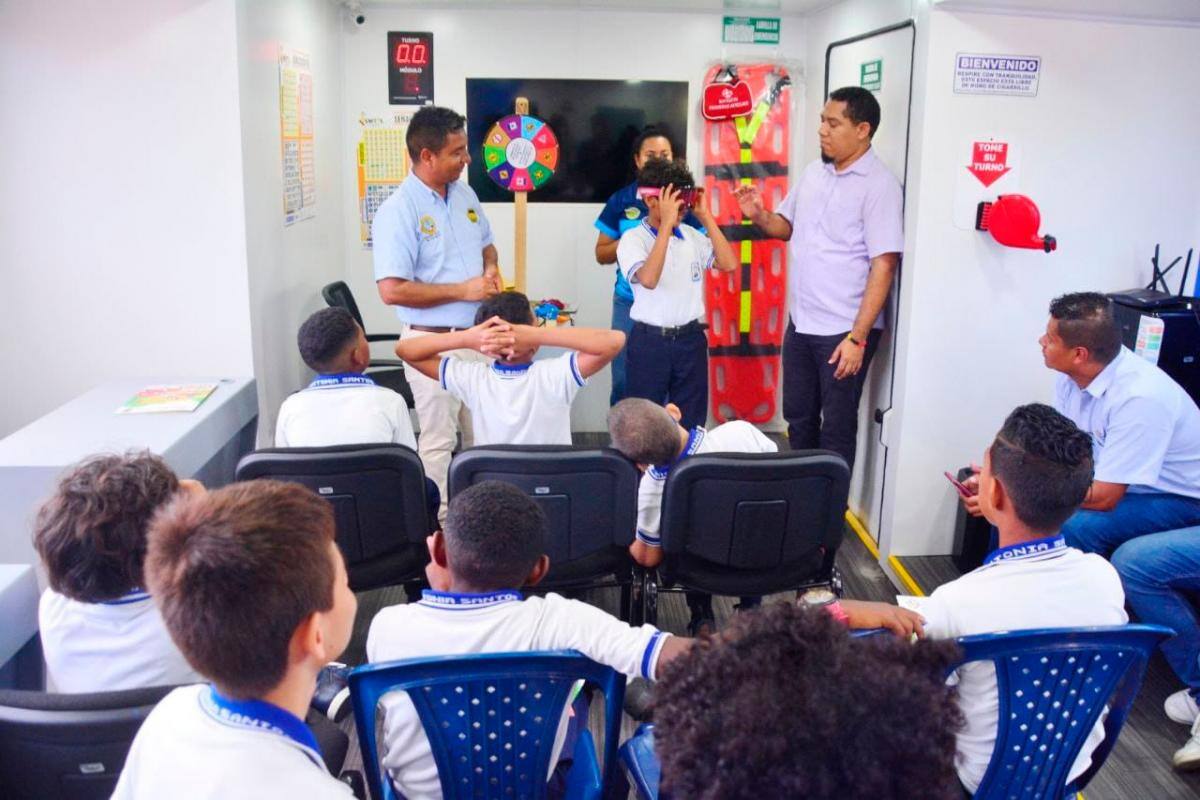 Adelantan campañas de seguridad vial con estudiantes del Antonia Santos