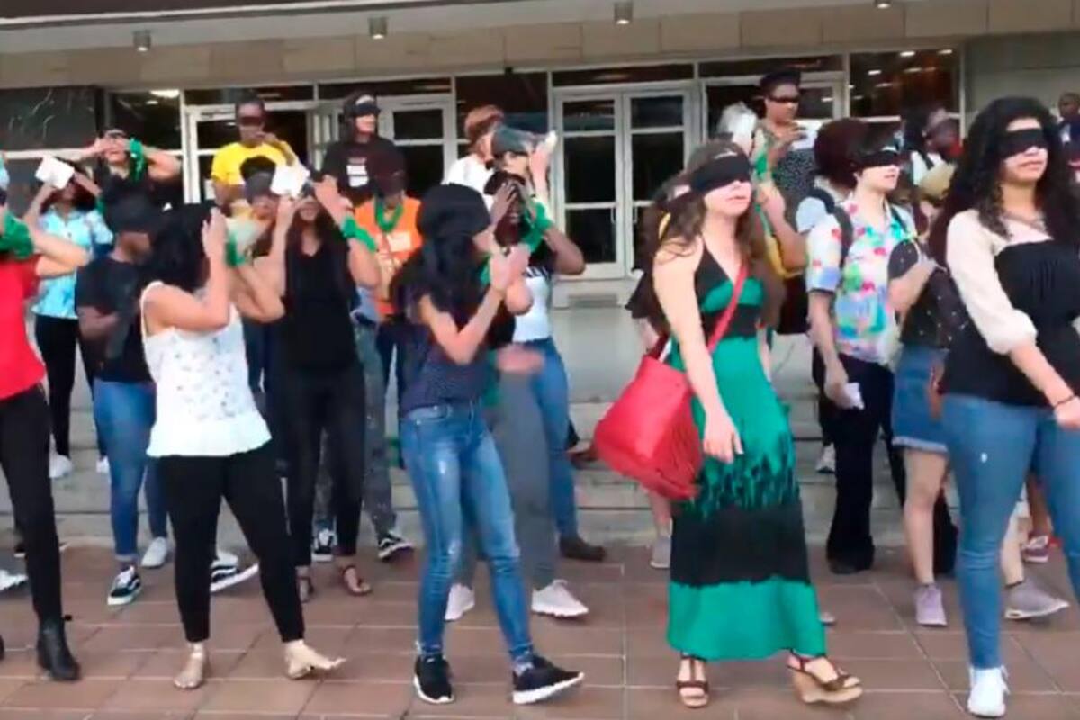Dominicanas protestan con la coreografía “Un violador en tu camino”