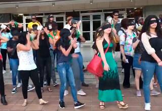 Dominicanas protestan con la coreografía “Un violador en tu camino”