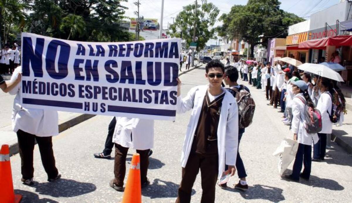 Médicos, trabajadores y estudiantes del sector salud, participaron en la jornada de protesta contra la reforma a la salud. MANUEL SANTIAGO PÉREZ - EL UNIVERSAL -