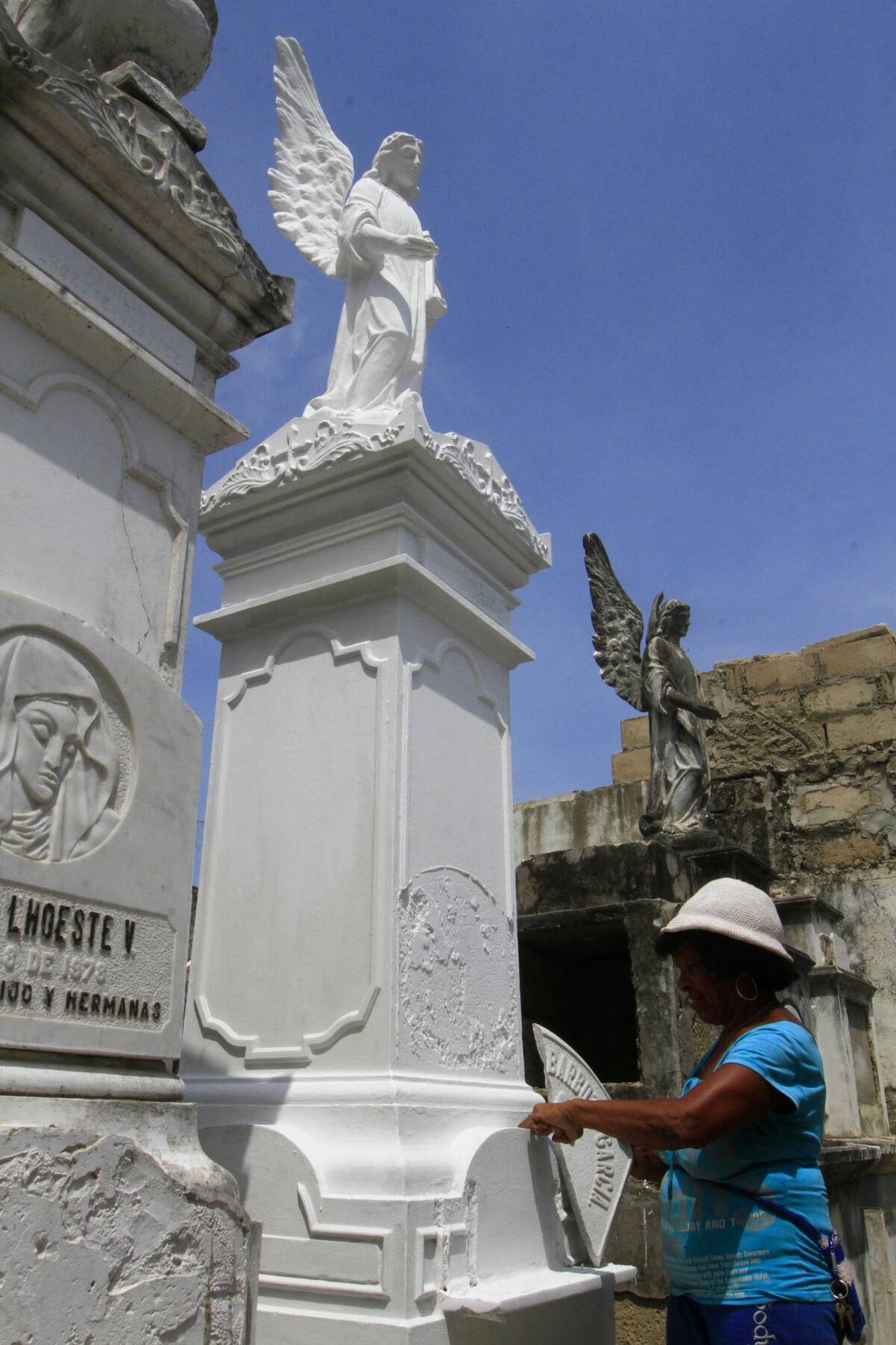Los familiares de las personas sepultadas en Manga se han preocupado por restaurar algunas de las tumbas.