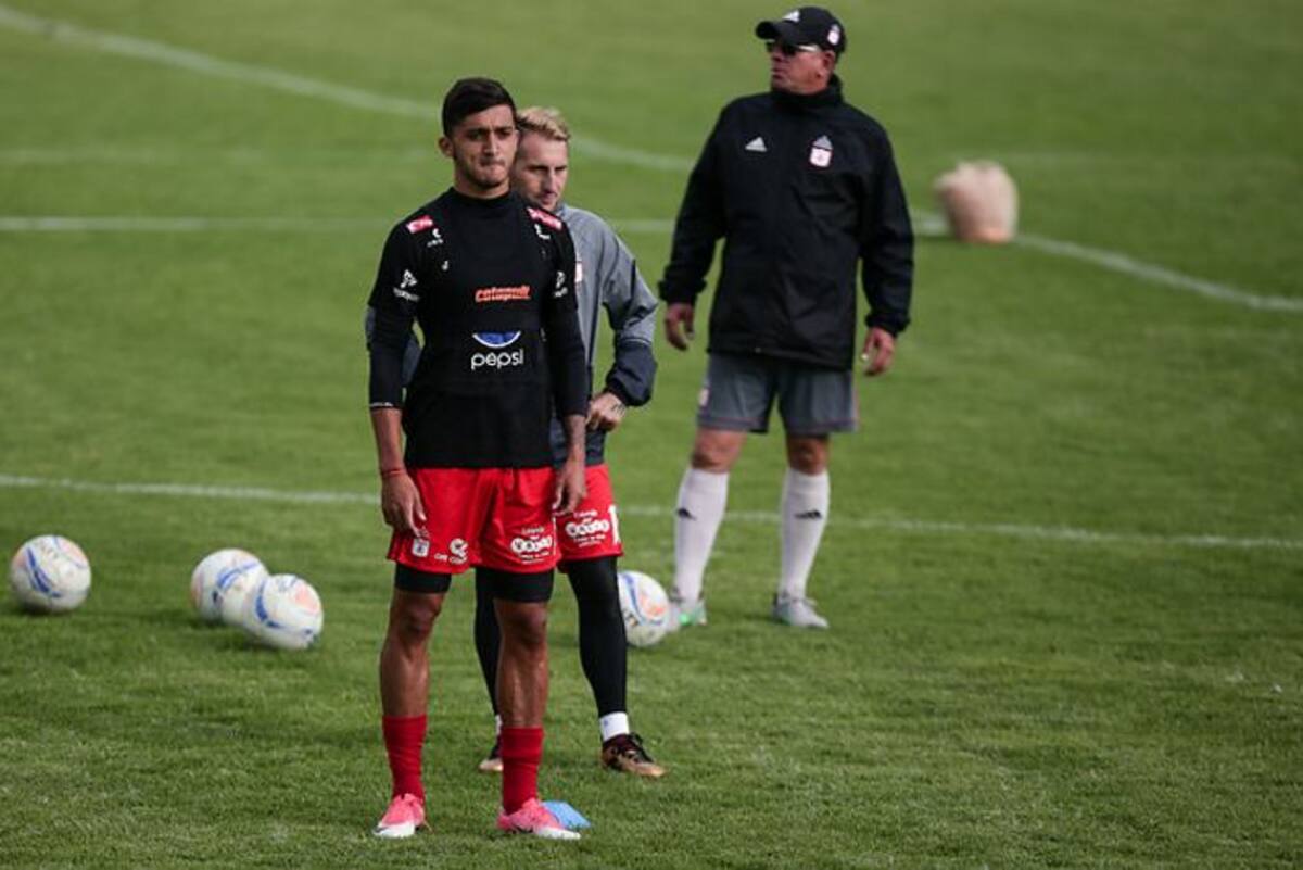 América realizó su primer entrenamiento en la cancha de El Campincito, justo al lado de estadio Nemesio Camacho ‘El Campín’, donde se disputará el torneo amistoso. Colprensa.