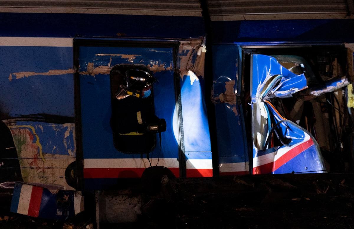 Un vagón de tren destruido después de la colisión.