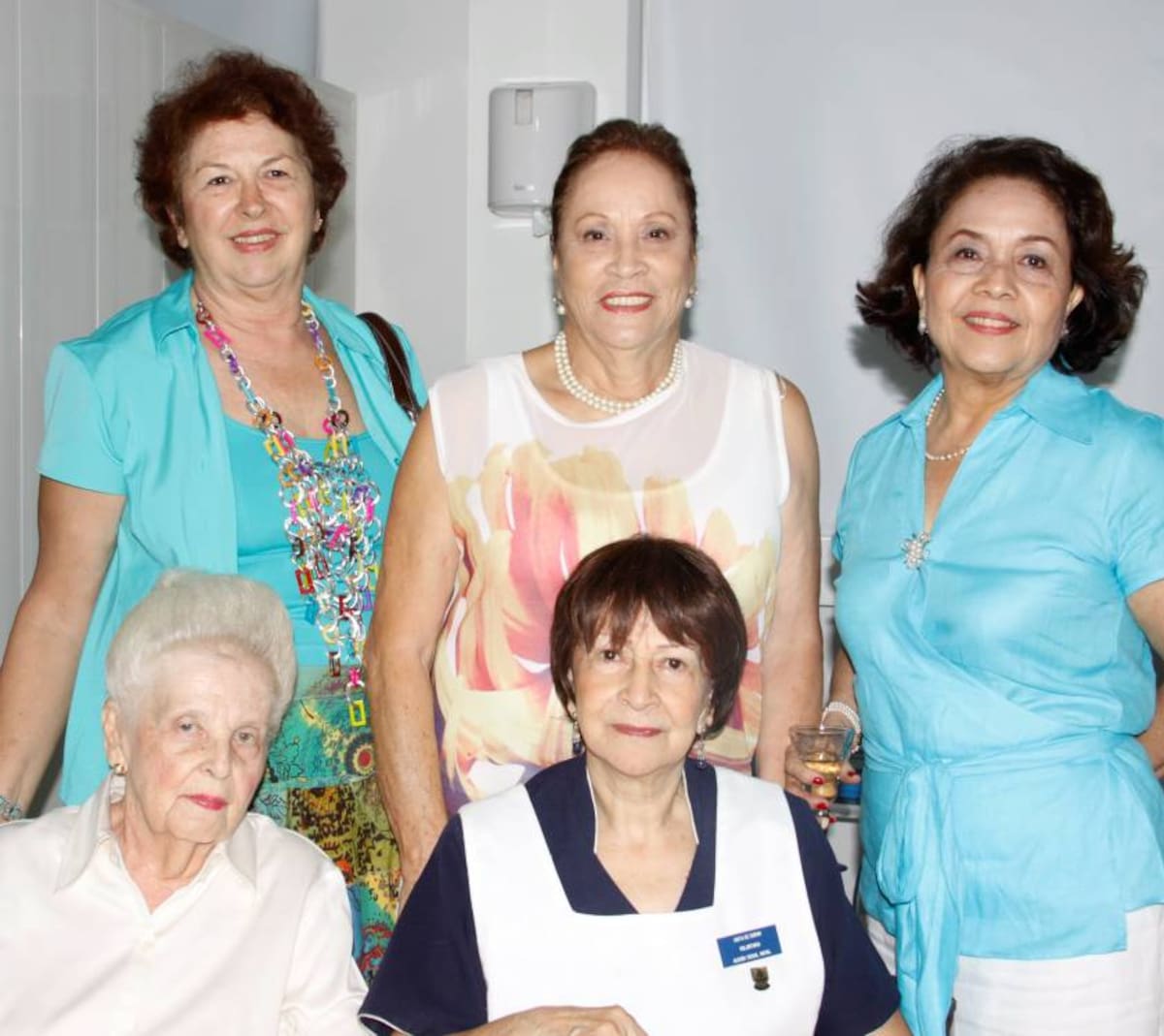 De pie: Raquel de Serrano, Esther de Ramí-rez y Leonor Morales de Giraldo; sentadas: Alicia López y Anita López.
