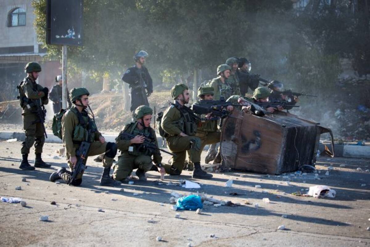Tras las oraciones del mediodía del viernes grupos de jóvenes en Cisjordania y Gaza se dirigieron a los puestos de control militares israelíes y les lanzaron piedras y cócteles molotov. AP Nasser Shiyoukhi