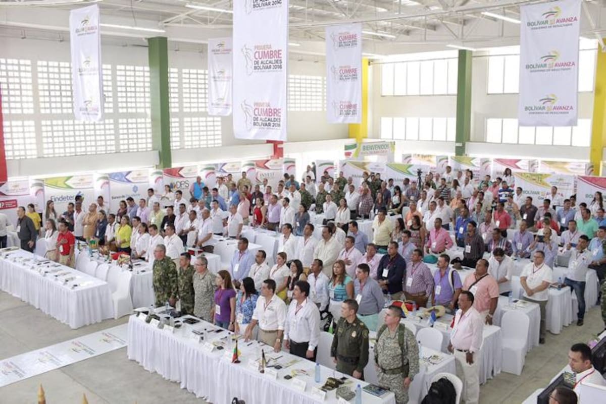 Funcionarios del Gobierno nacional y alcaldes de Bolívar dialogaron sobre las acciones a ejecutar para mitigar la sequía que azota al departamento. CORTESÍA