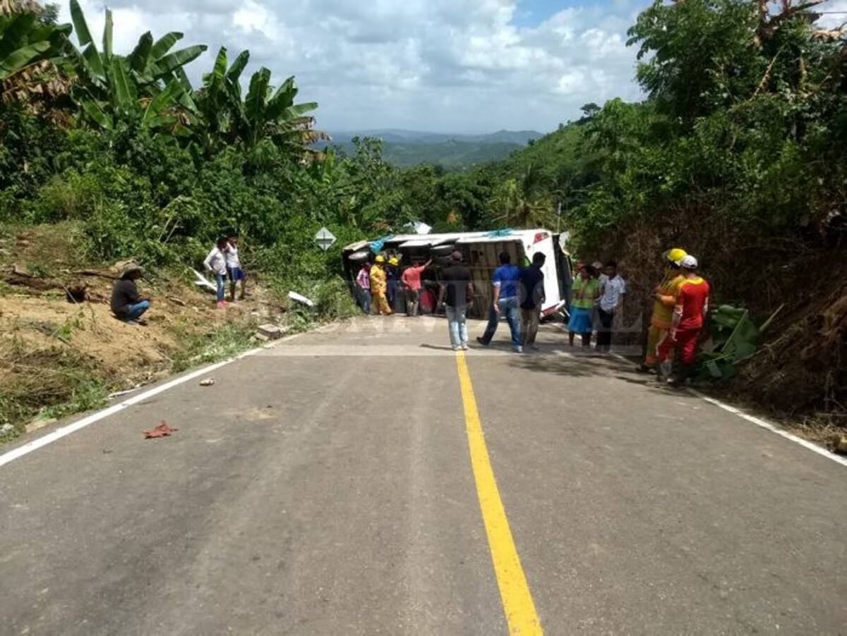 El bus en el que se transportaban los estudiantes quedó volcado en la vía. Lila Leyva.