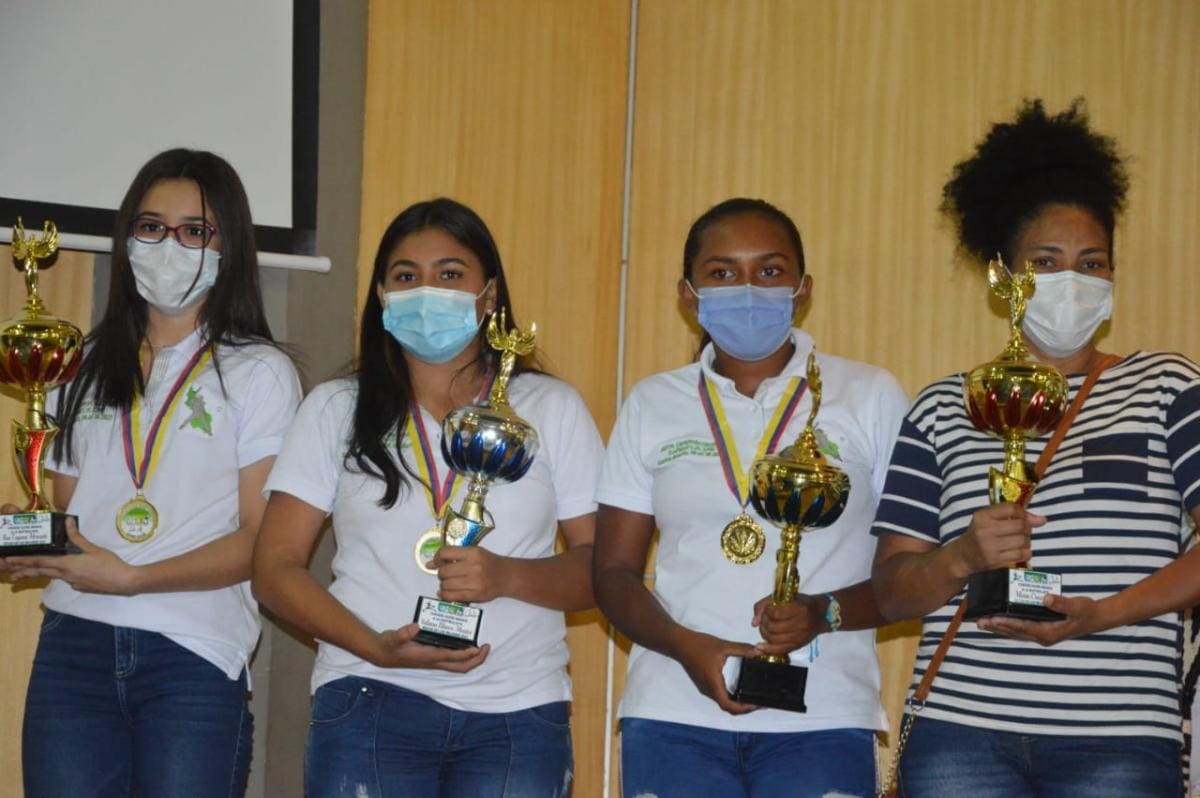Las softbolistas Ana Laguna, María Cruz, Daniela Torres y Yuliana Blanco, con el Acord de Bronce.
