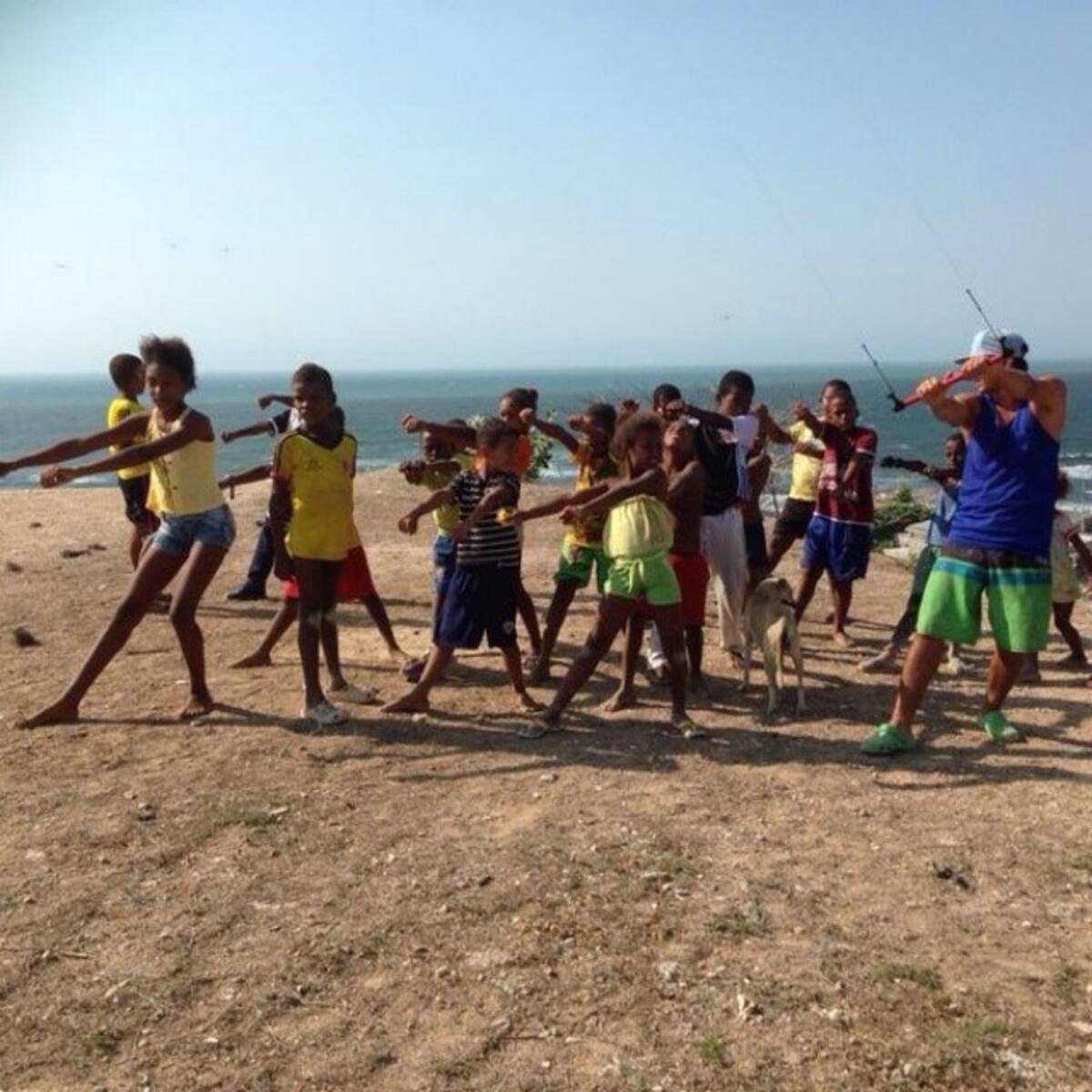 Los niños de Tierrabomba practicando para volar cometas Cortesía