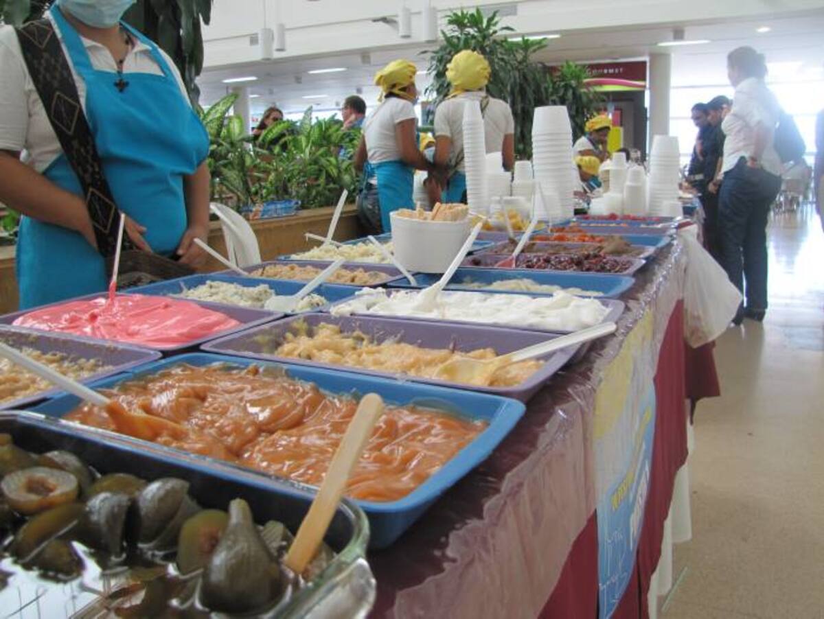 Variedad de dulces en mesa del festival. LUIS CARLOS PRADO - ELUNIVERSAL.COM.CO