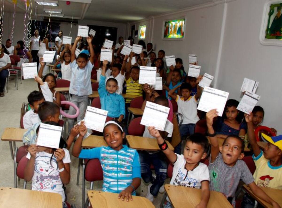 Los 80 niños graduandos muestran emocionados sus diplomas a El Universal. Luis Aparicio
