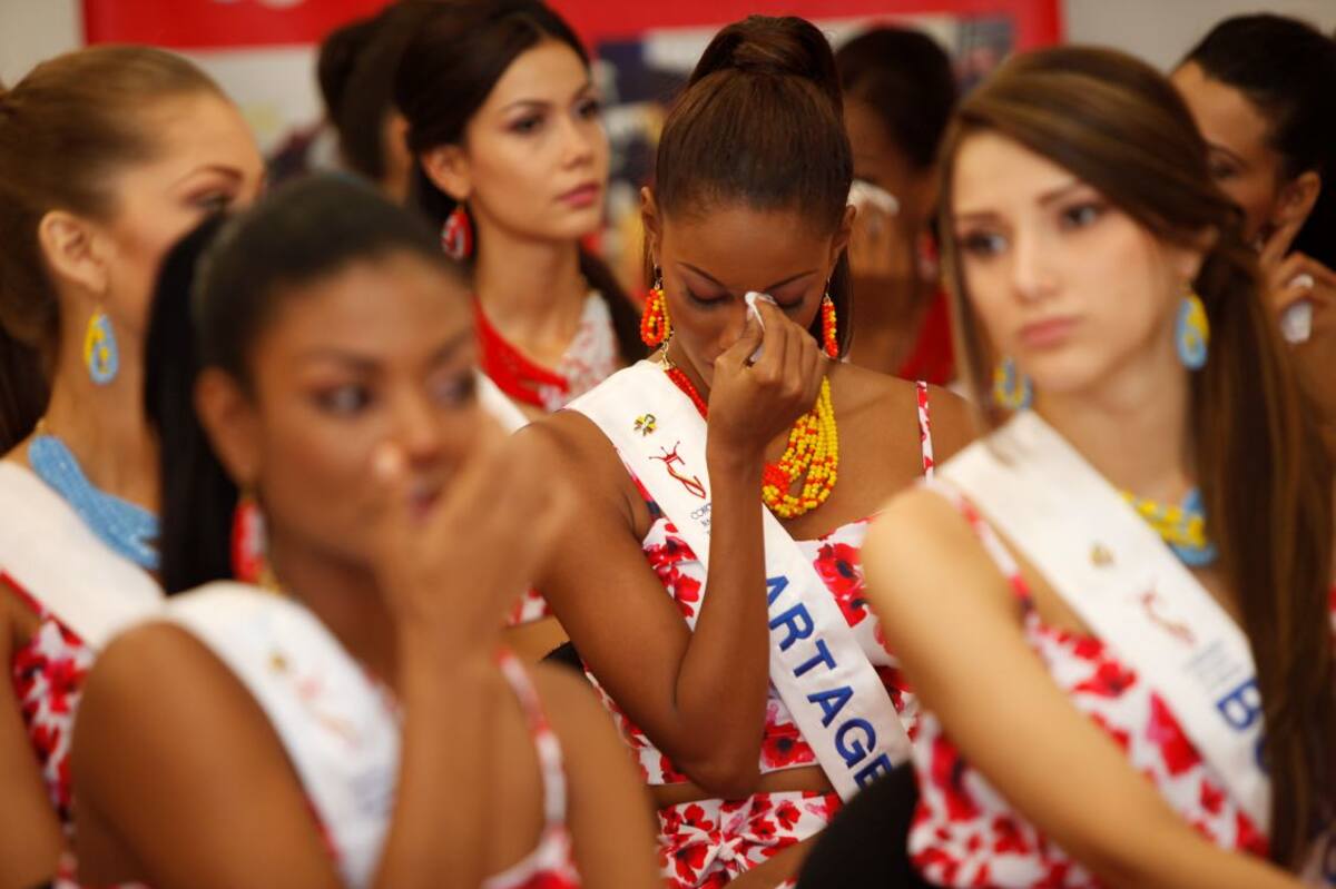 Sensibilidad real... Este año las candidatas del CNB andan medio sensibles…; ¡Con nada se les ponen los ojitos como huevitos en caldo…;! Eso es llore que llore…; Y la verdad es que en Cartagena hay más de una cosa que provoca largar el grito cuando uno las ve…; Al menos a mí, cada vez que veo a Bazurto, me provoca pegar un tañido de desesperación y angustia…; ¡Tulia, ya vas con tus indirectas…;! ¿No estabas hablando de reinas…;? ¿O será por eso que llora la Señorita Cartagena, Madelein López..? ¿Es por eso, Made…;.? Ven y lloramos juntas…;