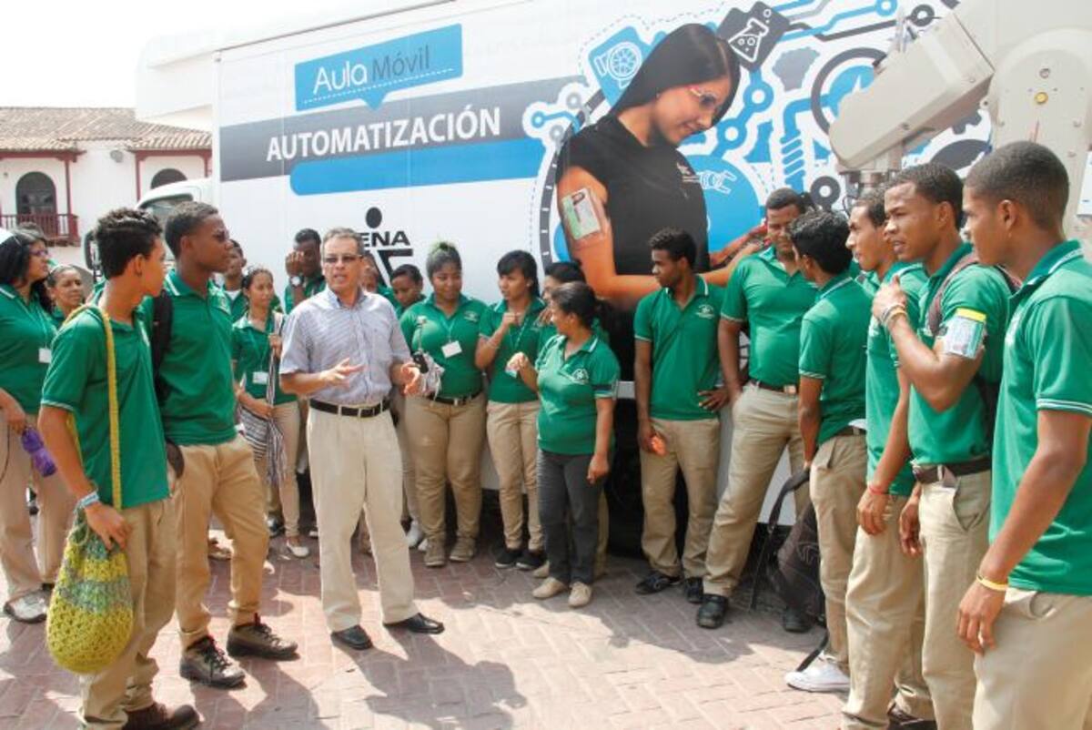 El director de la Regional Bolívar del Sena, Jaime Torrado Casadiegos, celebró junto a los estudiantes en Cartagena el relanzamiento de las Aulas Móviles en el departamento. Aroldo Mestre