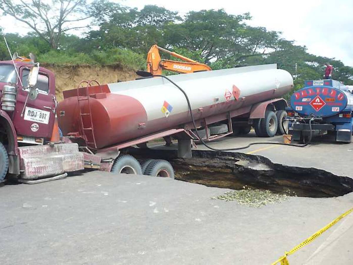 Este camión intentó cruzar a las 6:30 de la mañana de ayer, y se produjo el percance. FOTO RUBEN DARIO ALVAREZ -ELUNIVERSAL