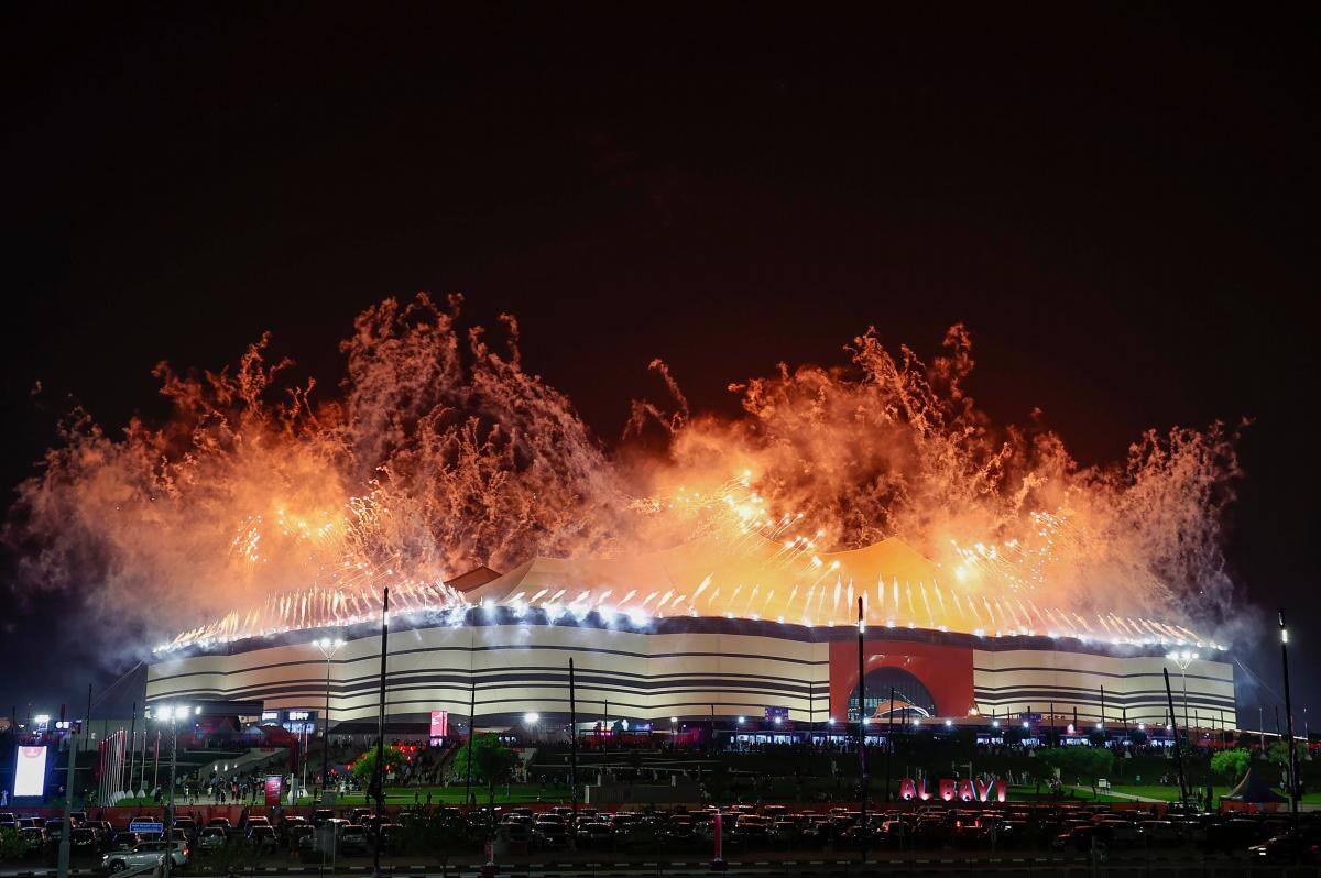 Ambiente exterior del Estadio de Al Khor durante el partido inaugural. //EFE