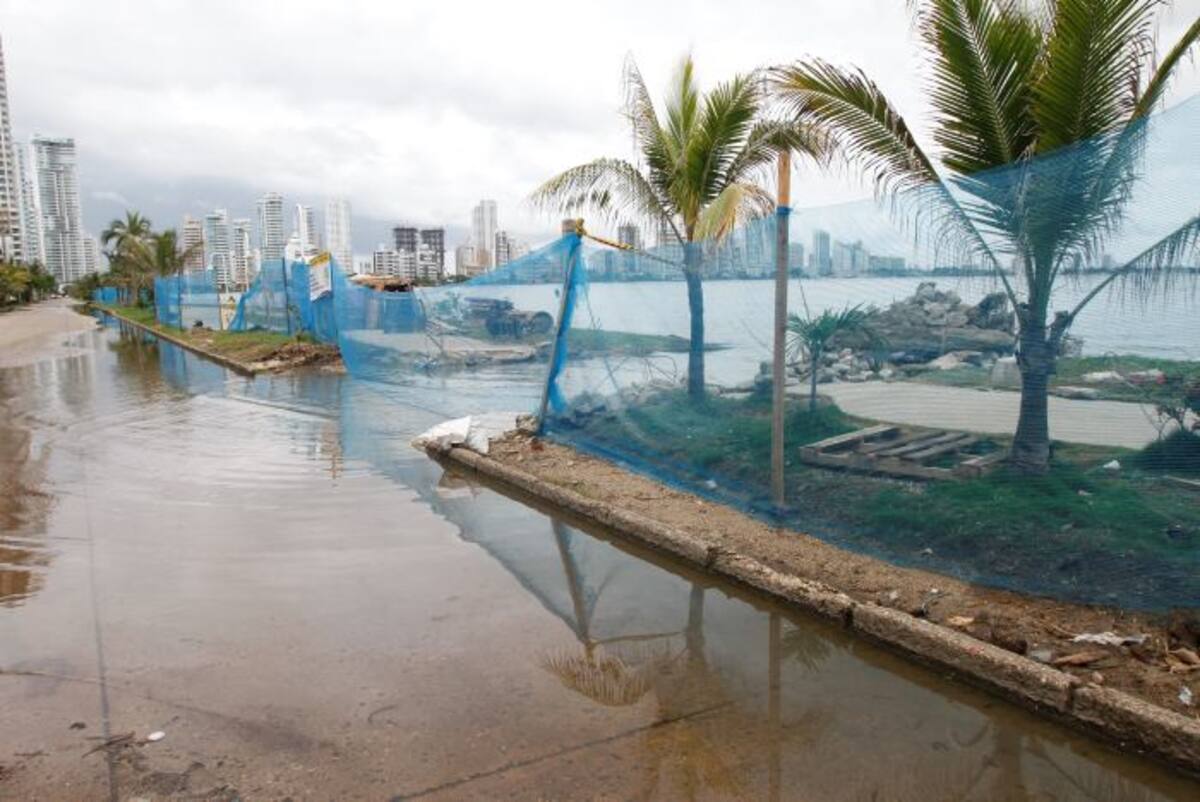 Las mareas altas han dificultado los trabajos de reconstrucción planeados para el mejoramiento estructural del Paseo Peatonal de Bocagrande, el más importante de la ciudad. AROLDO MESTRE - GENTE BAHÍA - EL UNIVERSAL