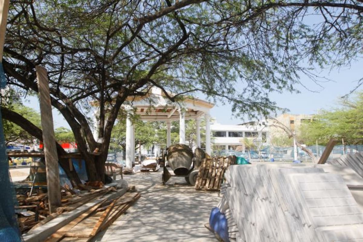 A medias, así se ve el Parque de Los Leones en el Pie de La Popa, con obras terminadas, otras sin ejecutar y las herramientas y losas esperando para ser usadas en lugar. Julio Castaño