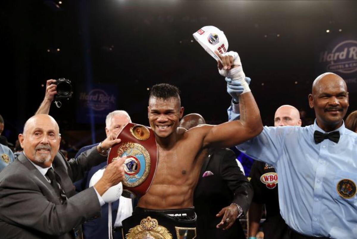 Eleider Álvarez en la celebración, luego de conquistar el título mundial de las 175 libras de la Organización Mundial de Boxeo (OMB) en Atlantic City. AP