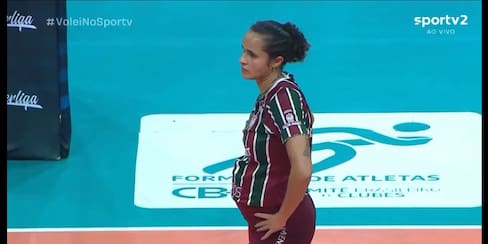 Embarazada de cinco meses: jugadora disputa partido de voleibol en Brasil