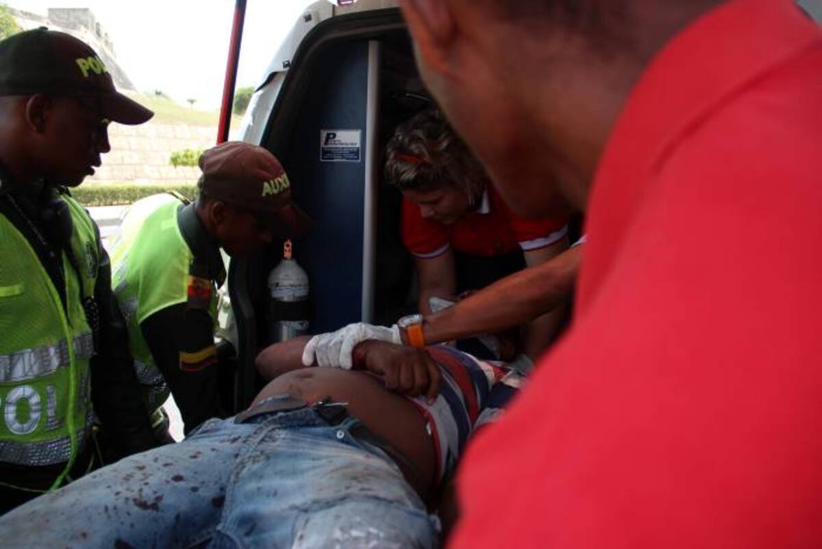 El hombre fue asistido por el personal de la ambulancia. ELUNIVERSAL.COM.CO