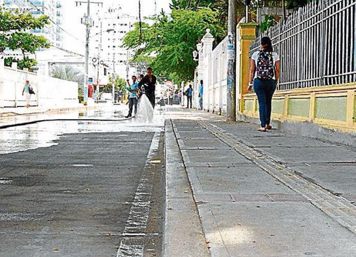 Los habitantes de Manga celebraron anoche la inauguración de la Calle del Bouquet. EL UNIVERSAL