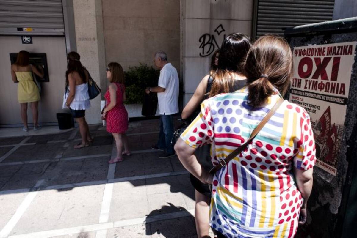 Los griegos esperan que los bancos reabran el martes. AFP IAKOVOS HATZISTAVROU