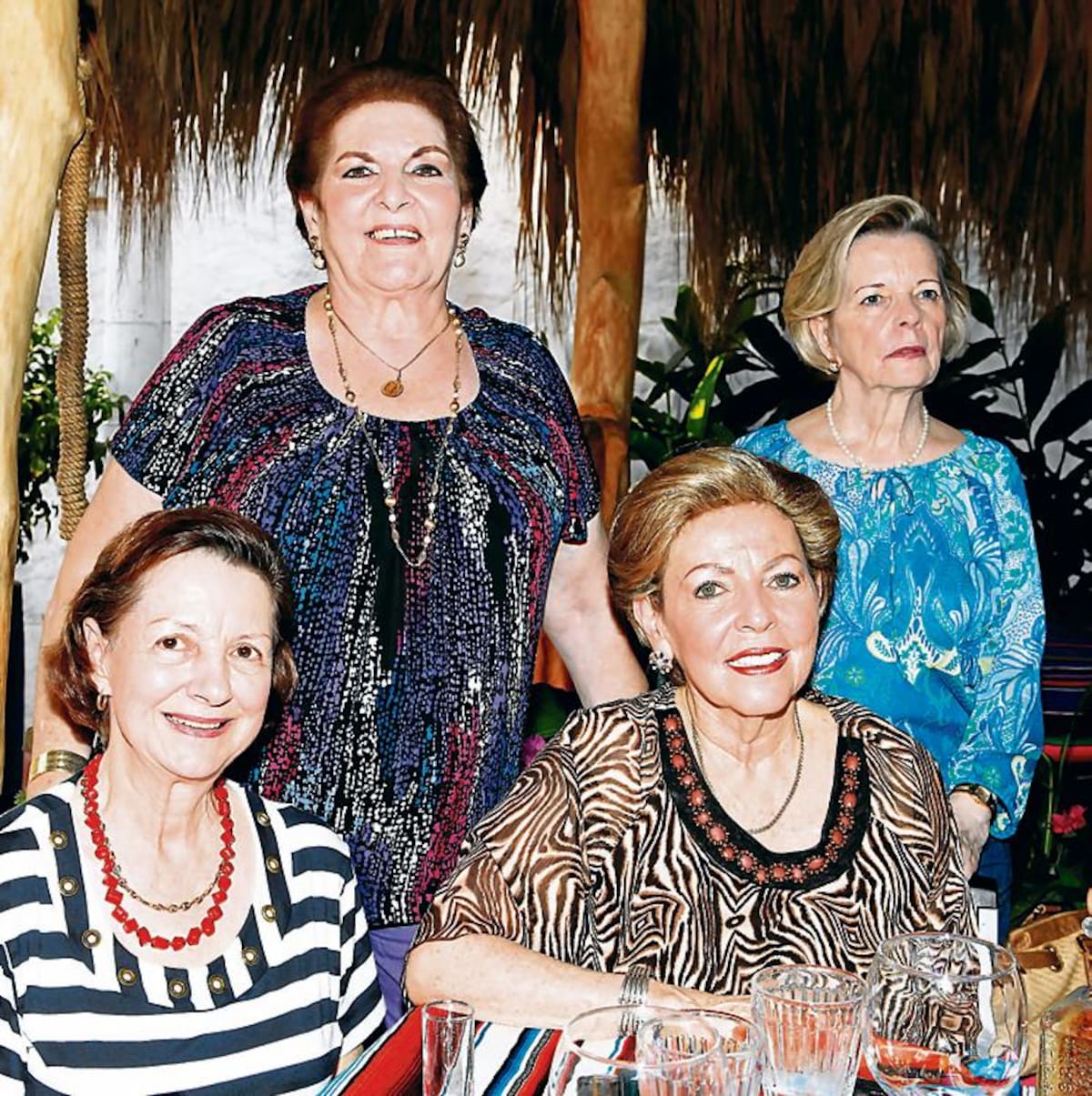 De pie: Edith Murra de Sedán y Gladys Goebel; sentadas: Clarita Bustamante y Cecilia de Galvis.