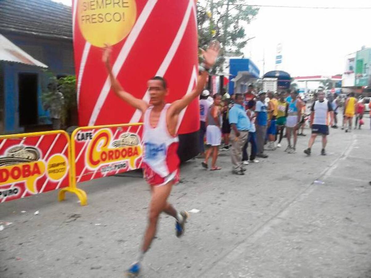 Donaldo Villalba, fue el campeón en la categoría elite de la Carrera navideña del barrio Sucre de Montería.