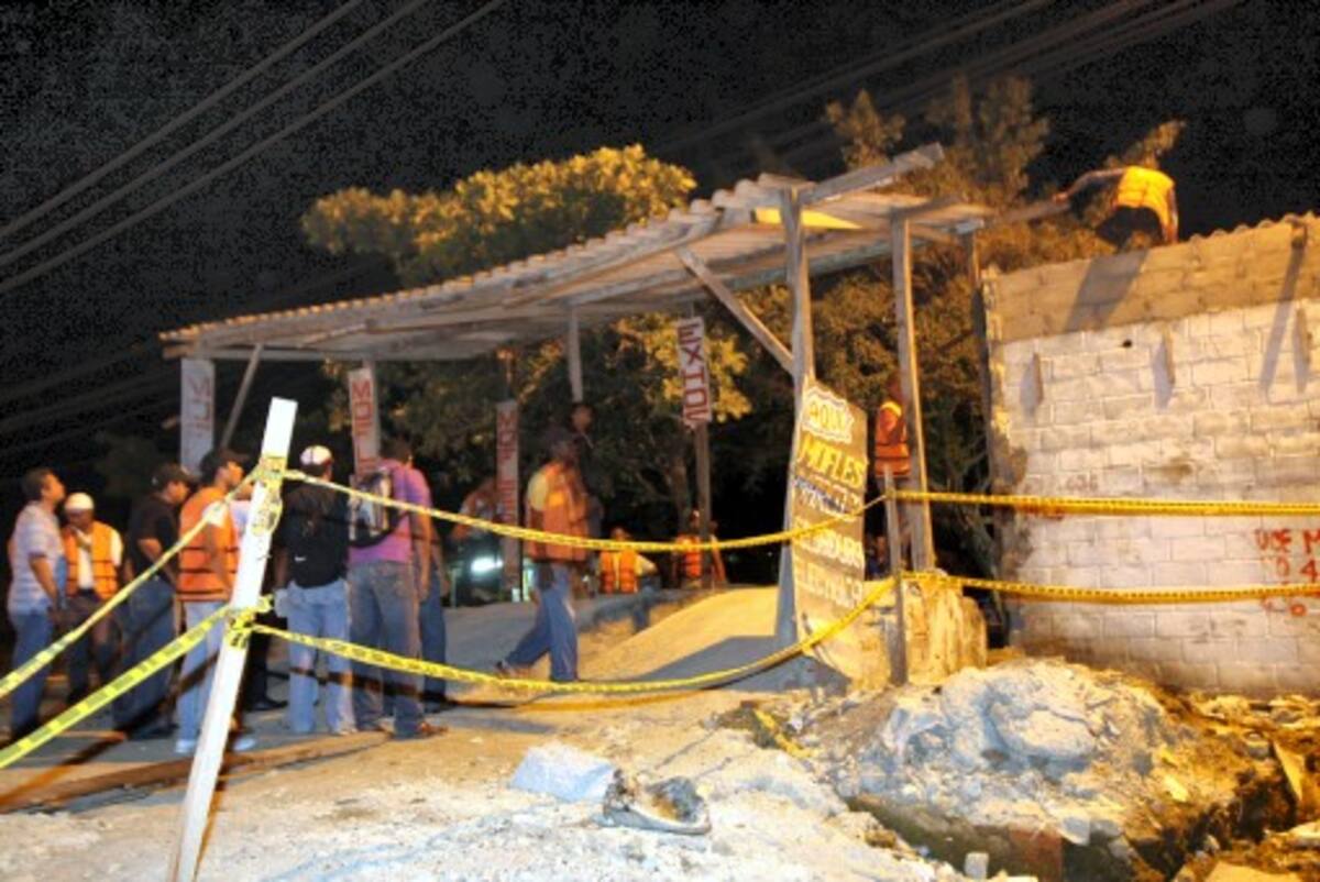 La diligencia de restitución se realizó a las 9 de la noche del lunes 23 de mayo. Fue necesaria la utilización de maquinaria pesada para la de-molición de rampas y estructuras que interferían en el trazado del tramo 5B de Transcaribe. AROLDO MESTRE - EL UNIVERSAL