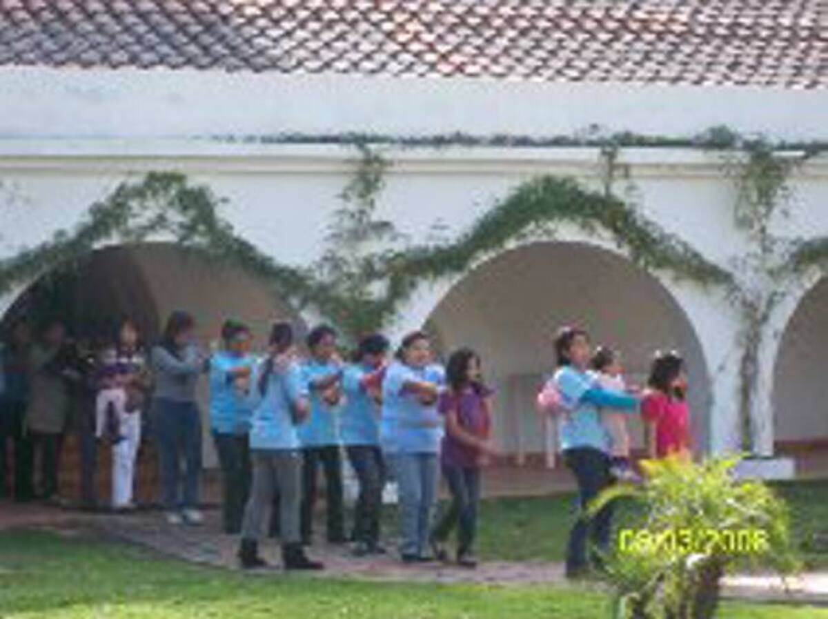 Muchos jóvenes y adultos, después de vivir la experiencia del retiro espiritual, deciden entregar parte de su tiempo a la evangelización y misión.