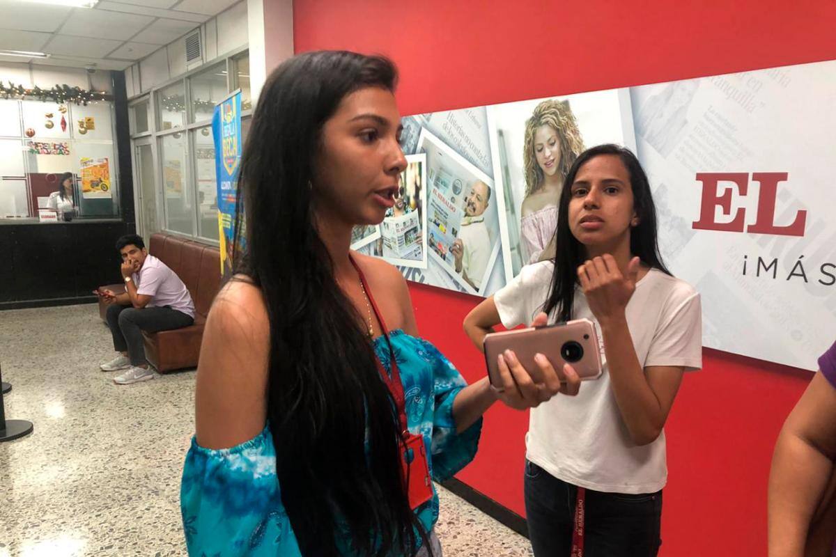 Policía dice que periodistas detenidas no estaban identificadas, ellas lo niegan