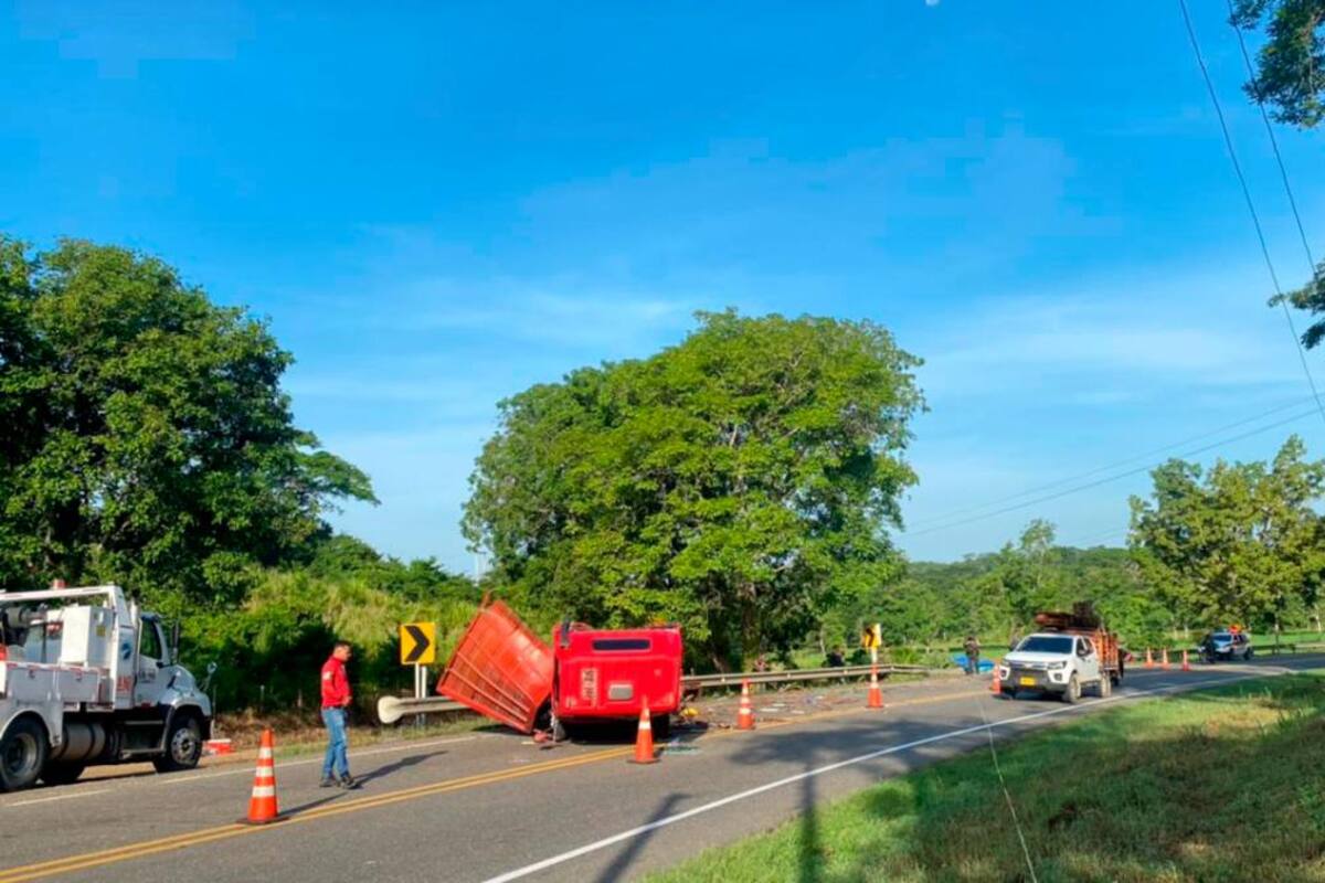 ¿Microsueño? Aparatoso choque entre bus y furgón en La Cordialidad