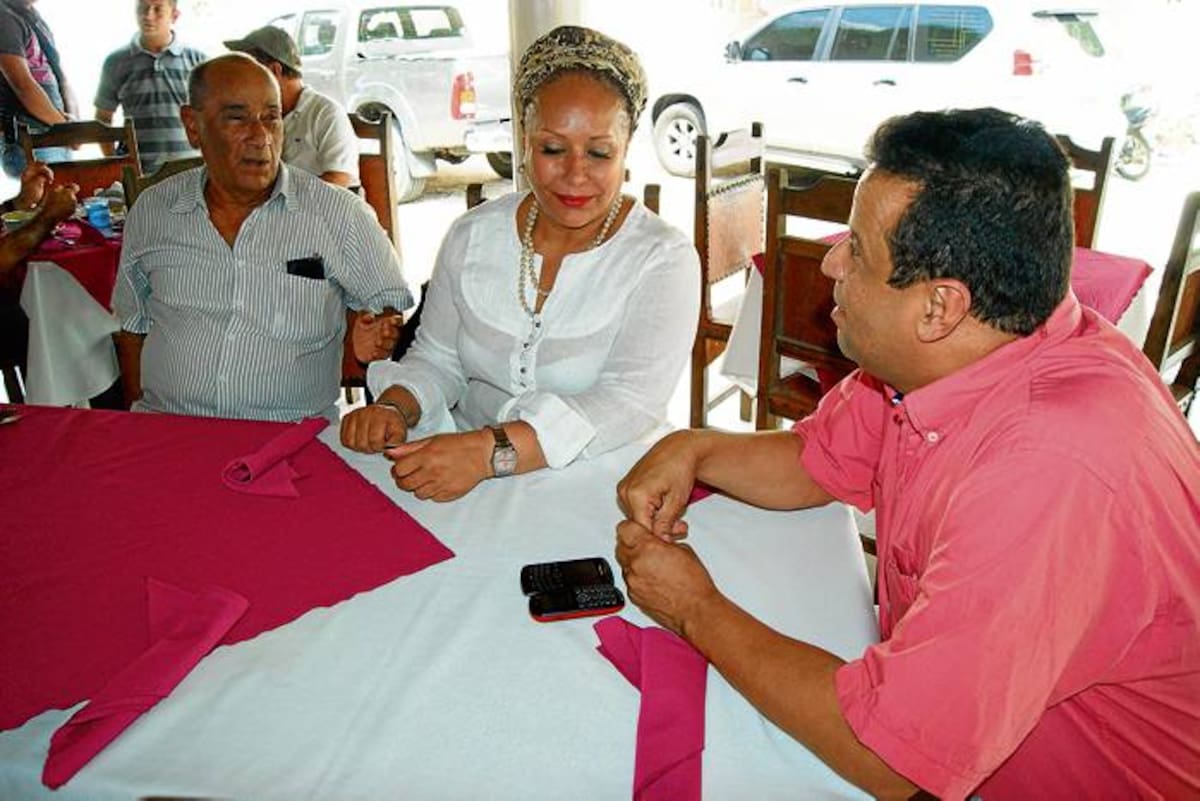 La exsenadora Piedad Córdoba reunida con el alcalde de Cereté y cultivadores.