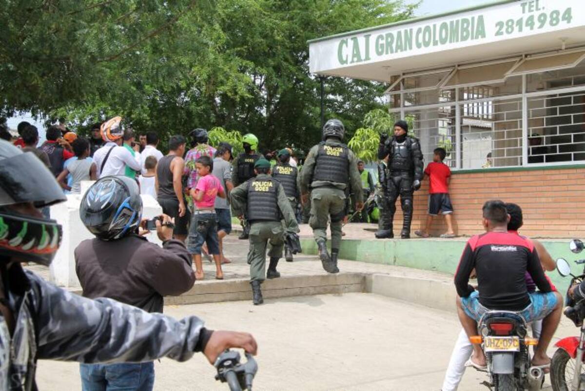 Las piedras y gases lacrimógenos de los desordenes en el barrio El Poblado dejó también otras personas afectadas. El Universal.