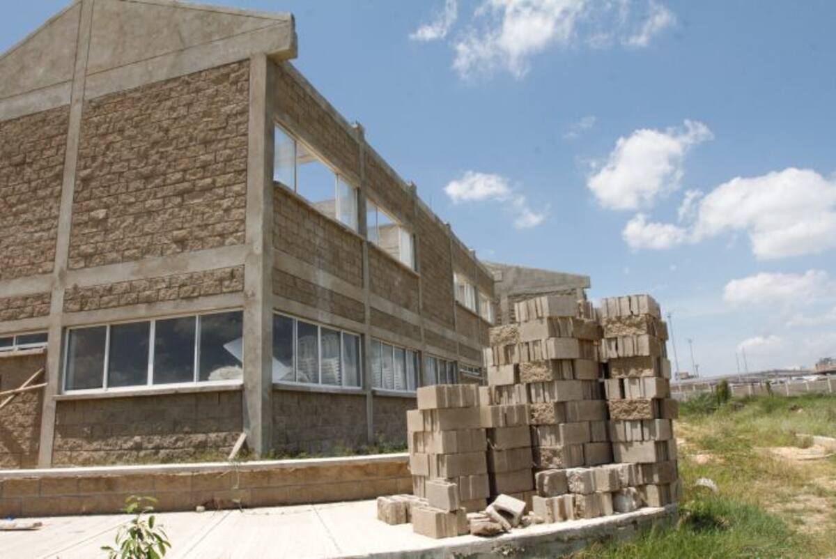 Así luce la obra de República de Argentina, con ladrillos apiladas y oficinas a cielo abierto. Esta construcción está a cargo de la Secretaría de Infraestructura. Julio Castaño.