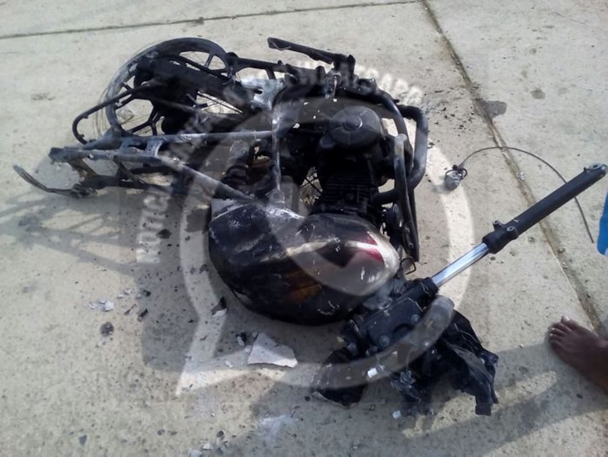 Los restos calcinados de la motocicleta quedaron en un costado de la calle Maria Teresa, en Olaya Herrera. Foto: Ciudadano reportero