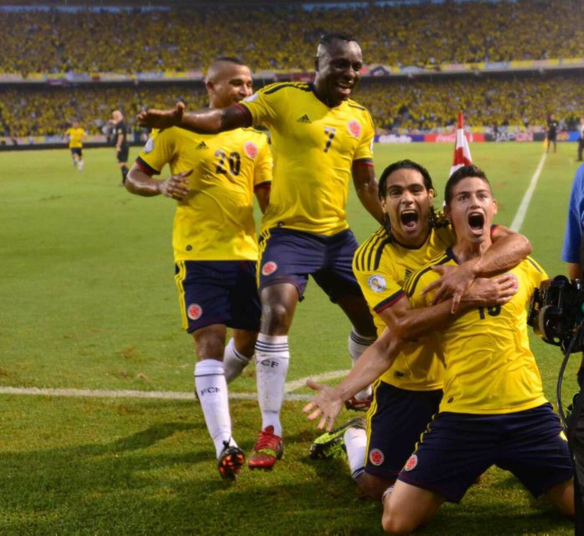 Los jugadores del seleccionado celebrando el gol de James Rodríguez. AFP LUIS ACOSTA