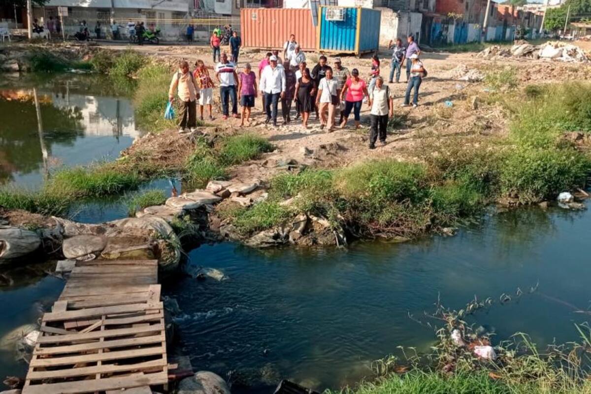 Comunidad de Las Palmeras protesta por abandono de obra de puente