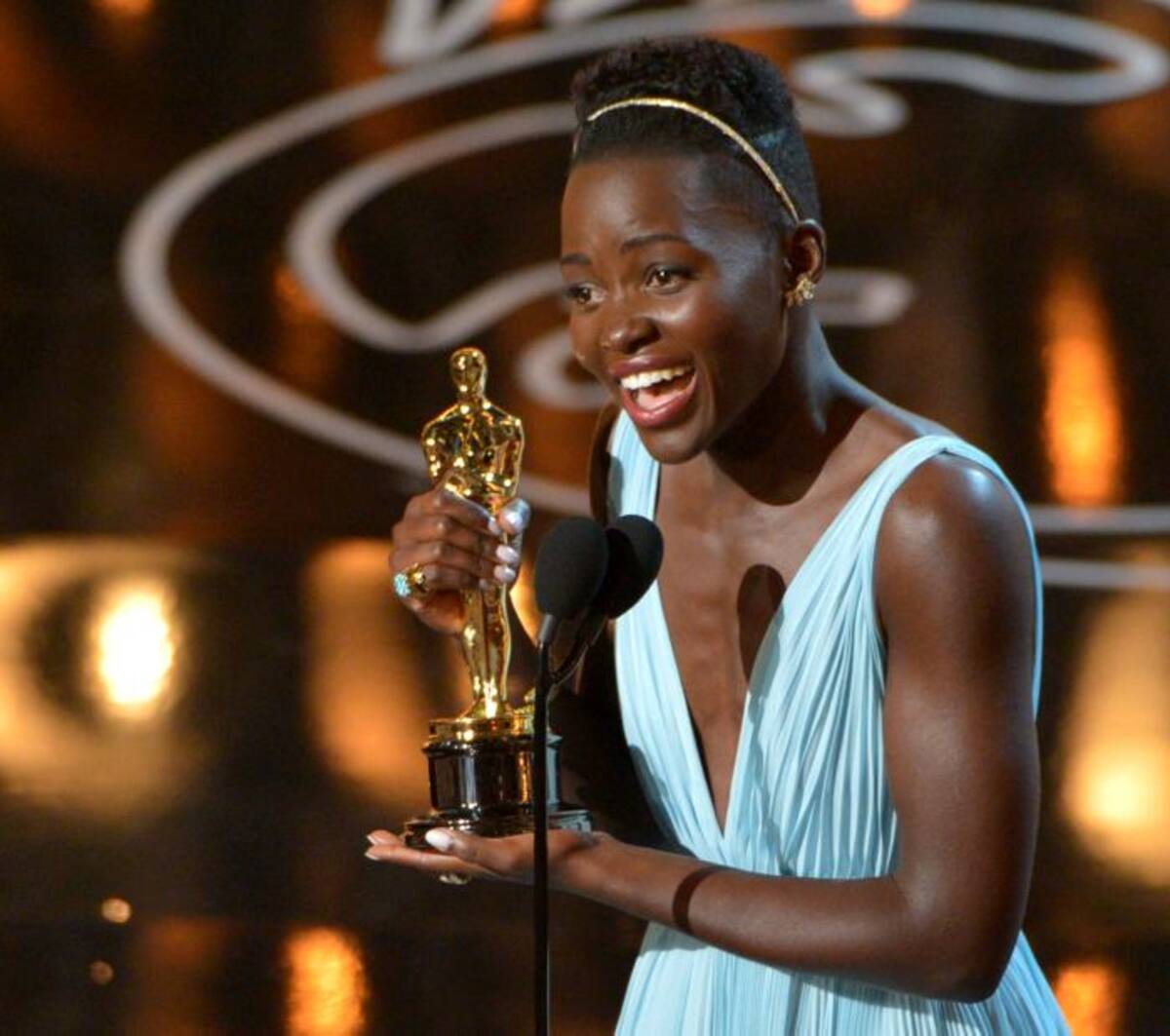 Lupita Nyong'o con el premio Óscar en sus manos. AP