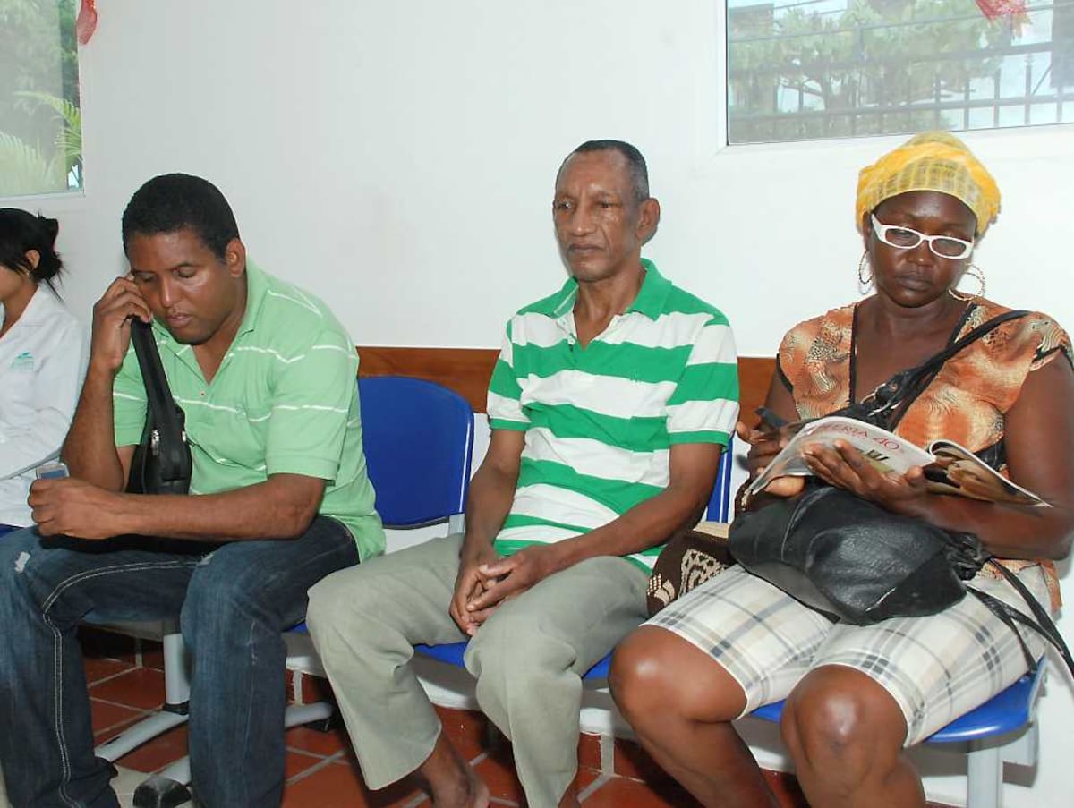 Ayer, el excampeón mundial de boxeo Antonio Cervantes “Kid Pambelé”, acompañado por su hijo José Luis (izquierda) y su hermana Felipa Cervantes fue valorado en la Unidad de Neurocirugía y Rehabilitación del Caribe.
