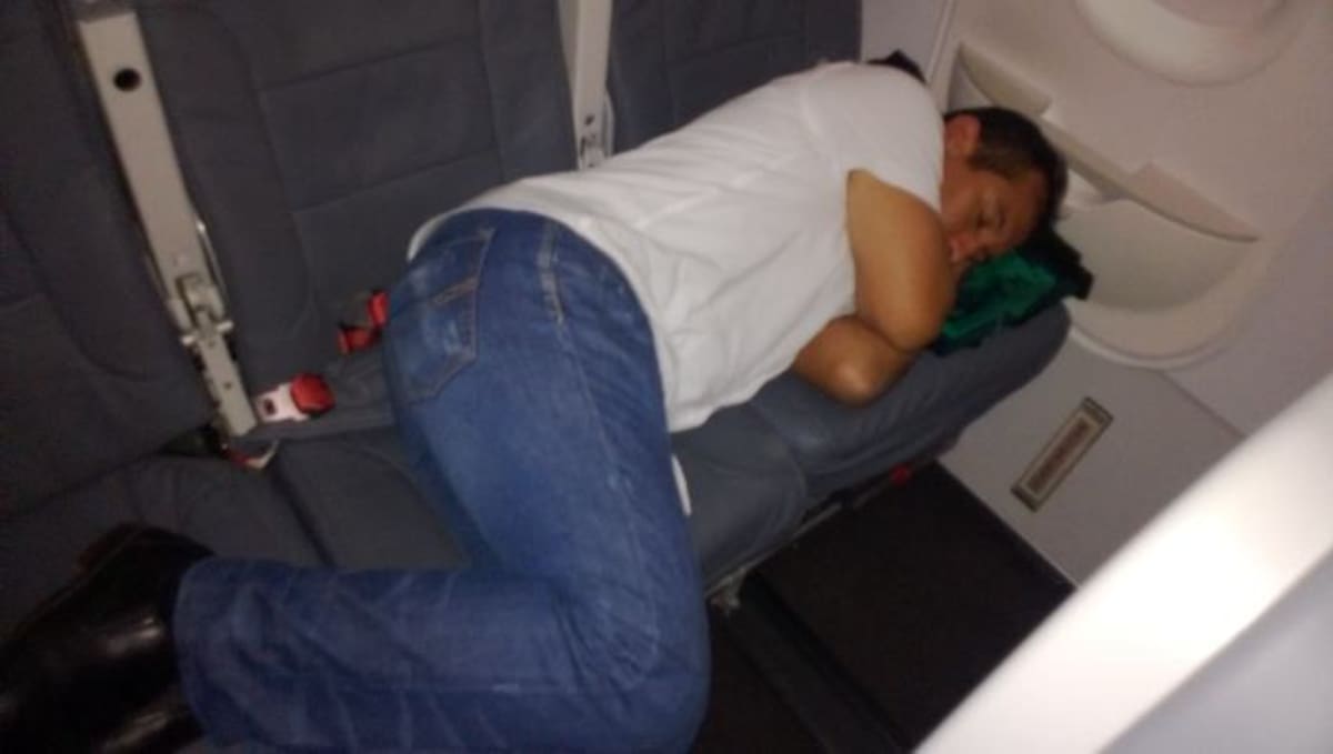 Pasajero durmiendo dentro del avión de Avianca. CORTESÍA