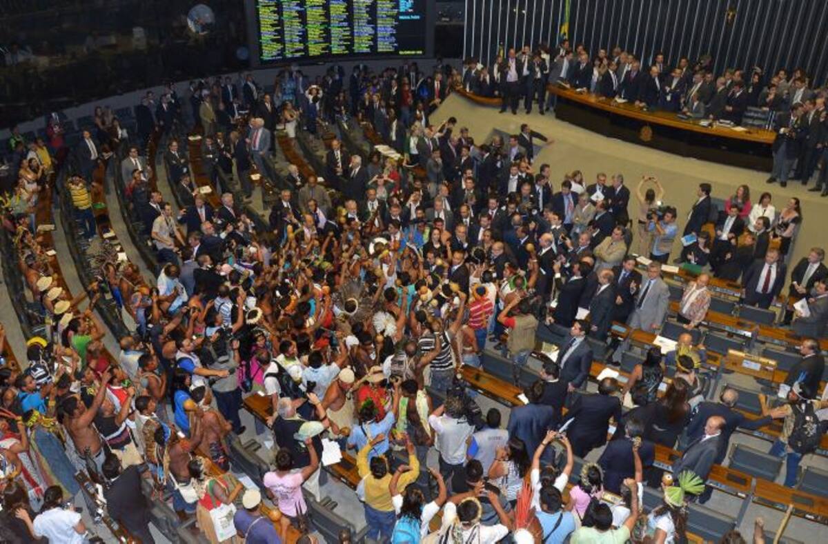 Los indígenas llegados de todas las partes de Brasil y ataviados con sus plumas, pinturas y atuendos tradicionales, habían comparecido esta mañana ante la Cámara de Diputados. AFP WALTER CAMPANATO